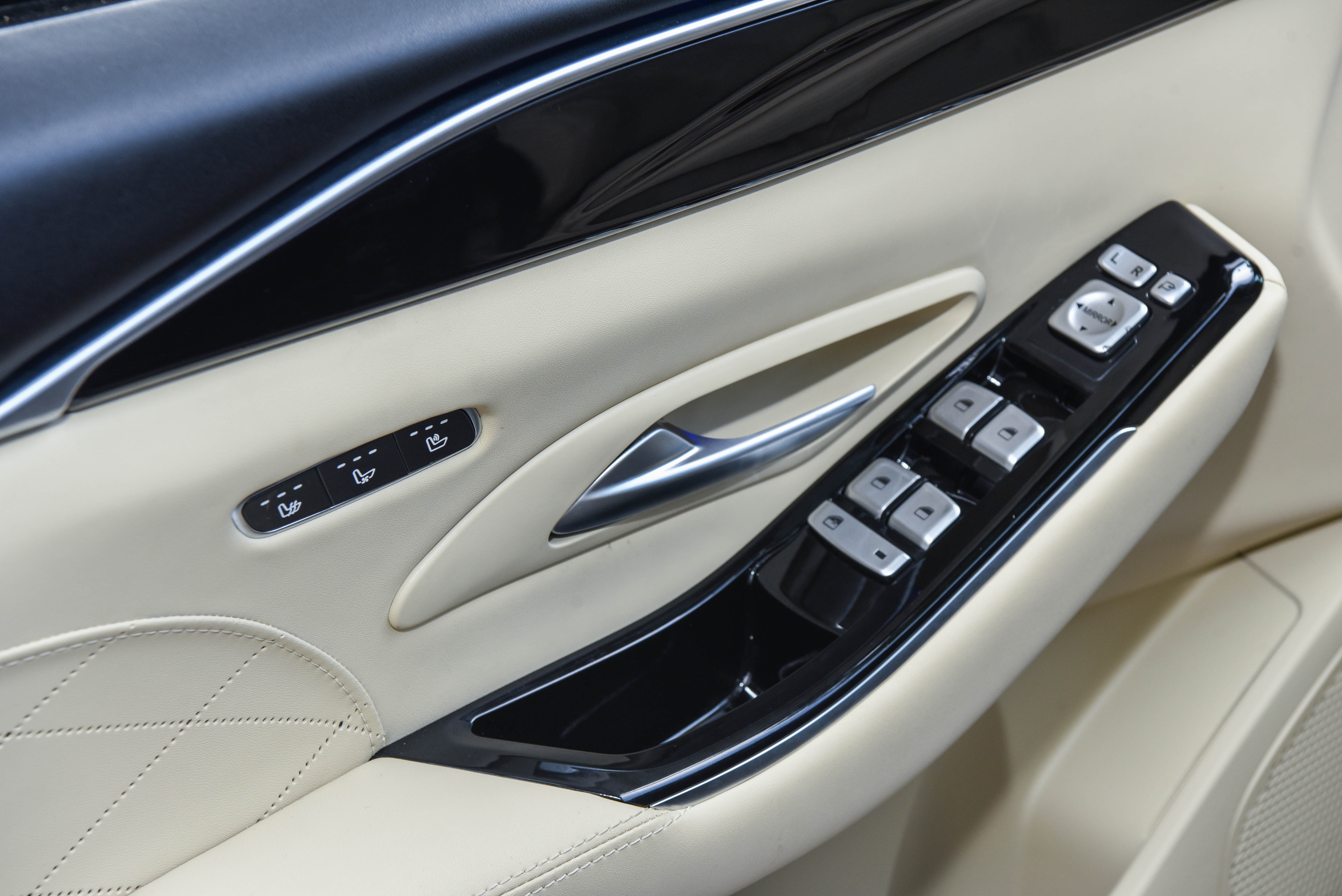 VinFast Lux A2.0 độ nội thất giống Mercedes ảnh 10 VinFast Lux A2.0 do noi that giong Mercedes anh 10