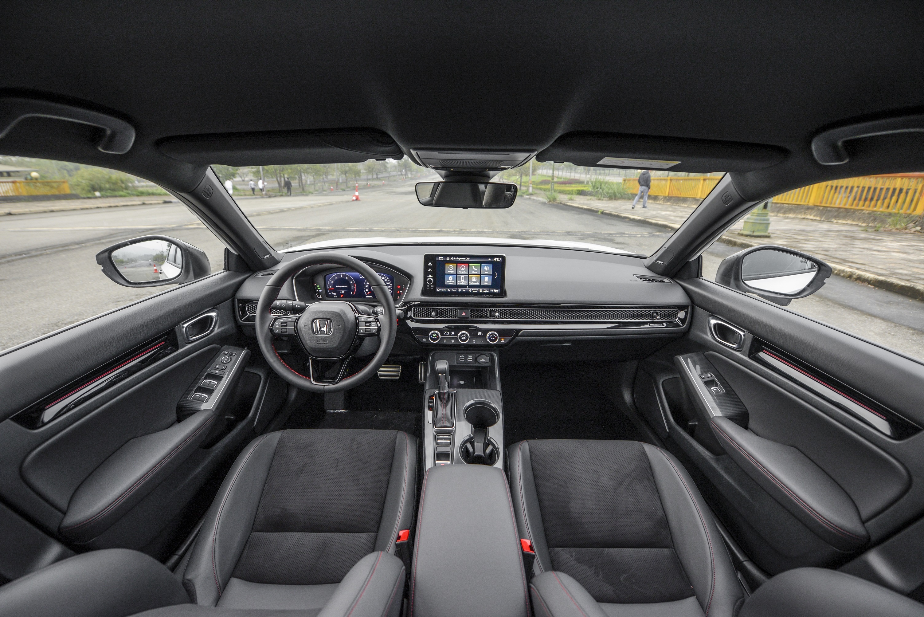 Corolla Altis 1.8HEV có gì để đấu với Honda Civic RS ảnh 5 Corolla Altis 1.8HEV co gi de dau voi Honda Civic RS anh 5