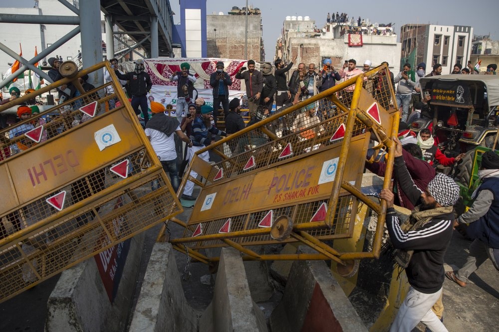 Nong dan An Do bieu tinh chong luat nong nghiep moi anh 4