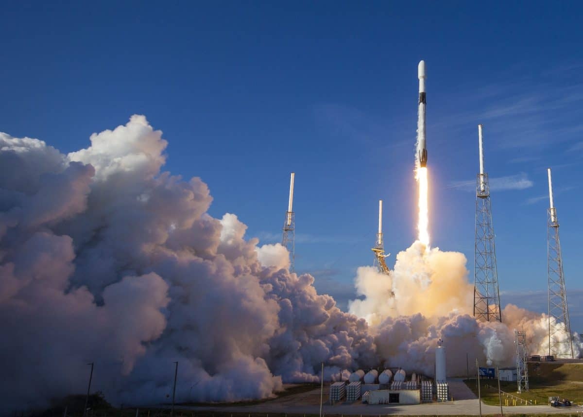 Elon Musk,  SpaceX,  Starlink,  Tonga,  Internet ve tinh,  ve tinh,  mat dien anh 1