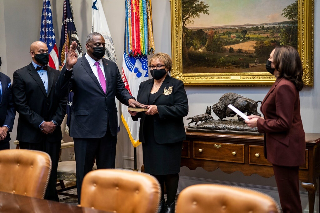 Ong Biden gap rut 'thay mau' chinh quyen anh 2