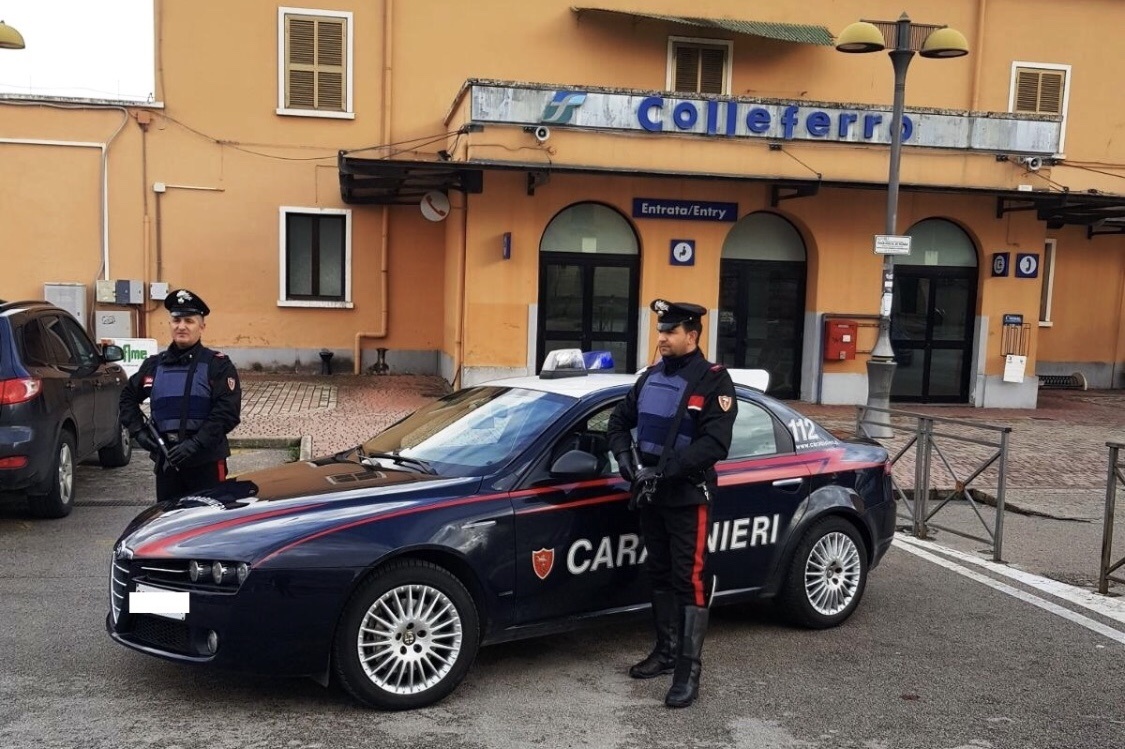 Si quan Italy bi bat khi dang 'ban bi mat cho Nga' hinh anh