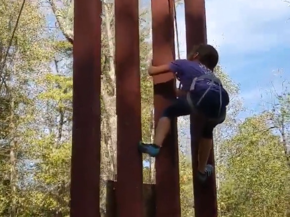 Hai be gai bi tha roi tu dinh buc tuong bien gioi My - Mexico hinh anh