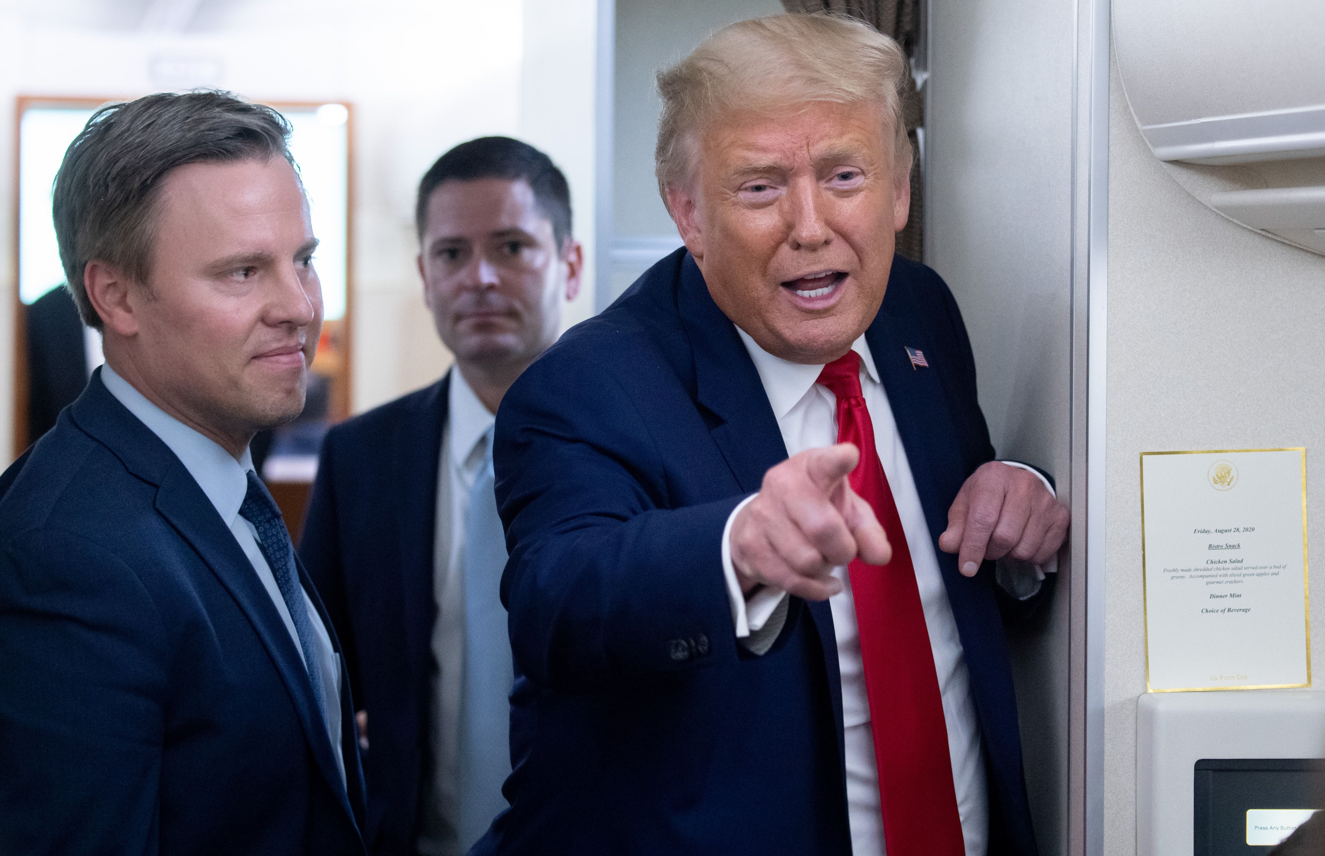 Phu ta cuu Tong thong Trump tranh dau de huong loi tu ong hinh anh