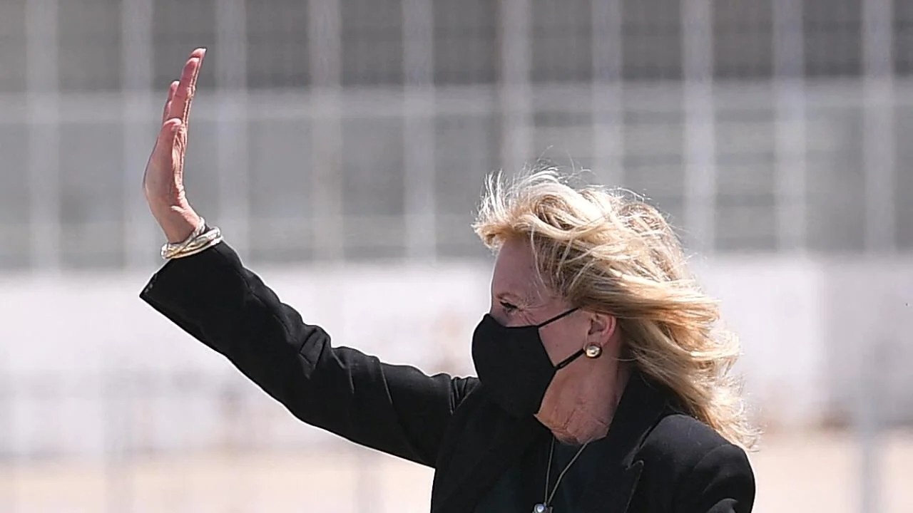 De nhat phu nhan My bat ngo cai trang thanh tiep vien hang khong hinh anh