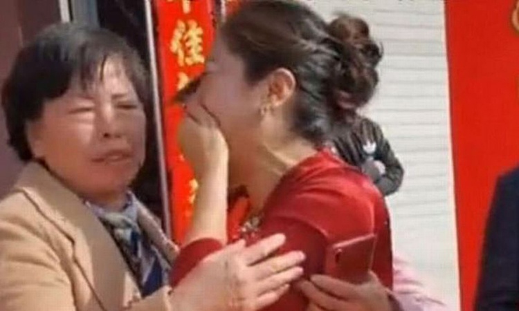 Du dam cuoi con trai, nguoi me nhan ra con dau la con gai ruot hinh anh