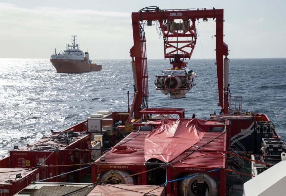 Hai tau cuu ho tau ngam Australia duoc dong o Viet Nam hinh anh