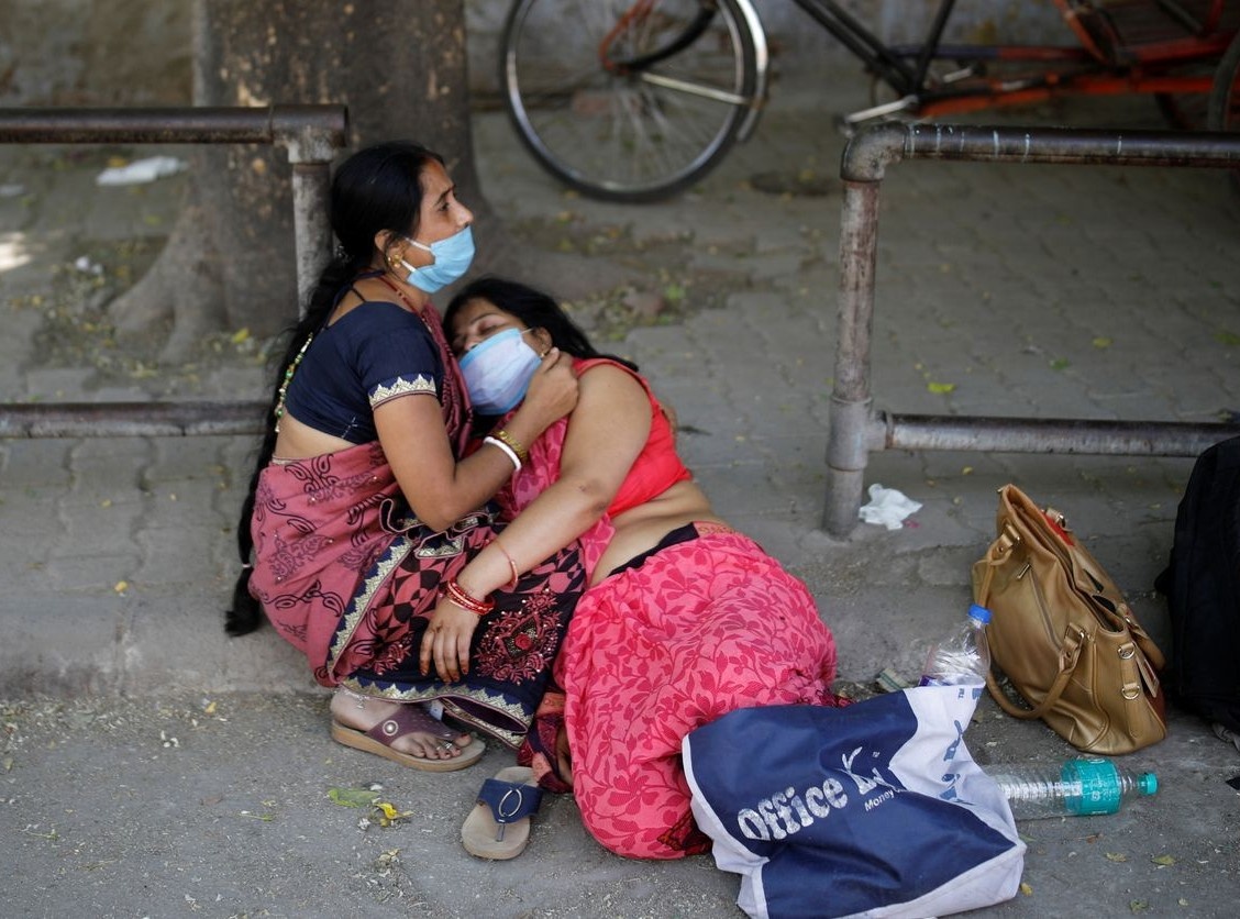 'Mang oxy toi, hoac dua cha cua chi ve nha di' hinh anh