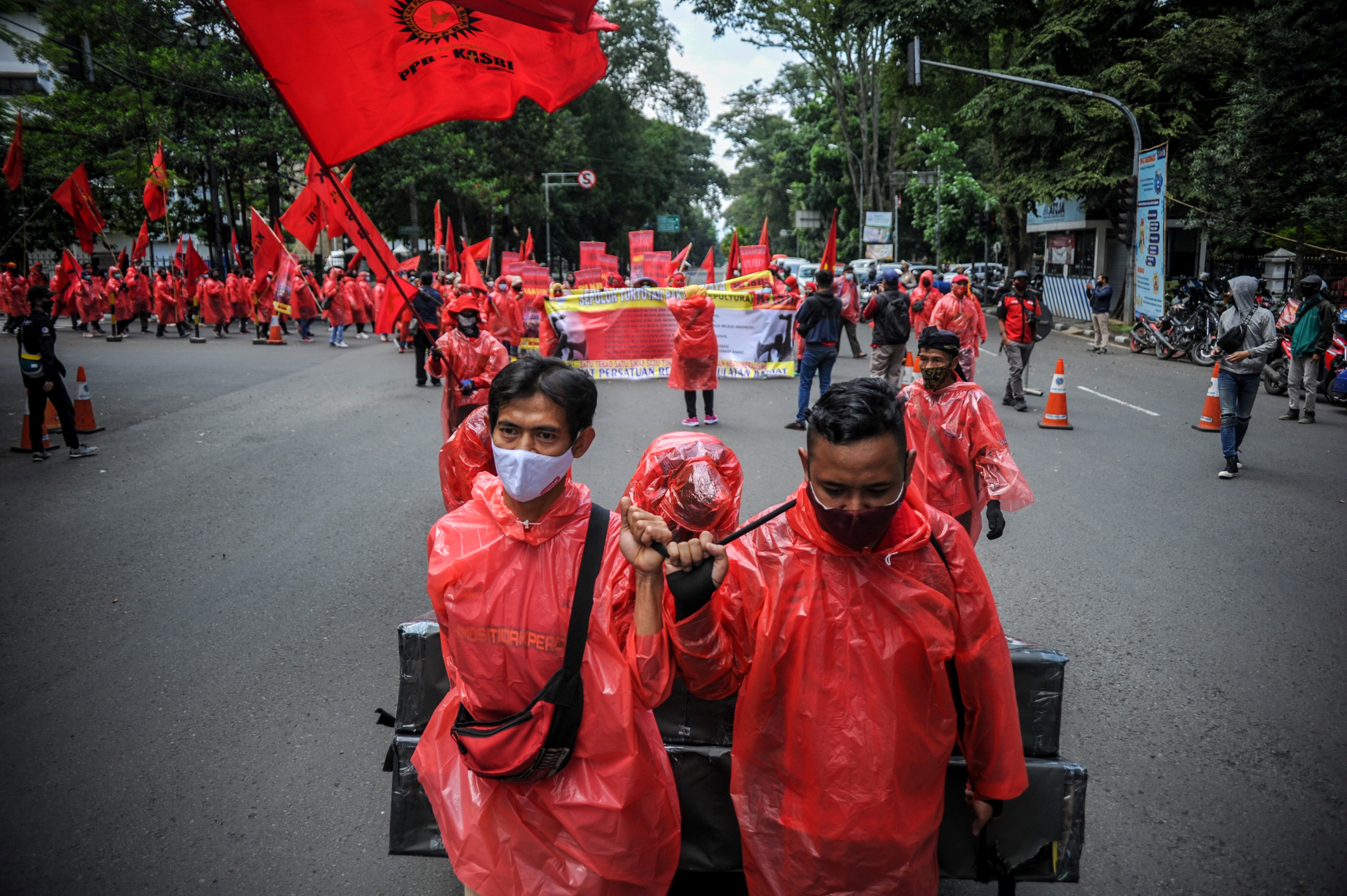 50.000 cong nhan Indonesia bieu tinh phan doi luat lao dong hinh anh