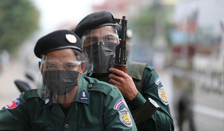 Don vi dac biet cua Campuchia mang sung truong ra quan chong dich hinh anh