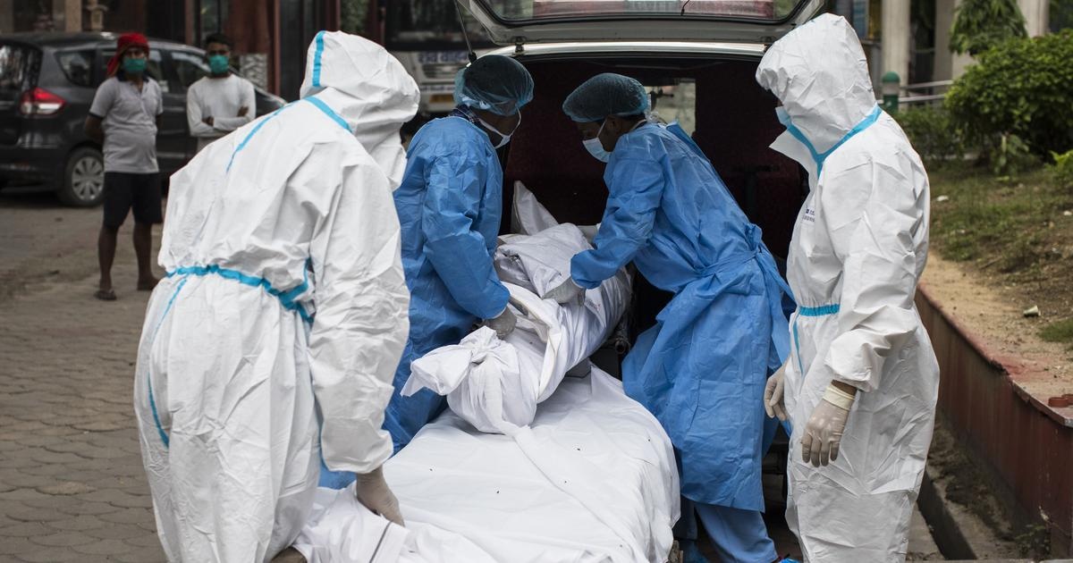 Tai xe xe cuu thuong tha thi the nan nhan Covid-19 xuong song Hang hinh anh