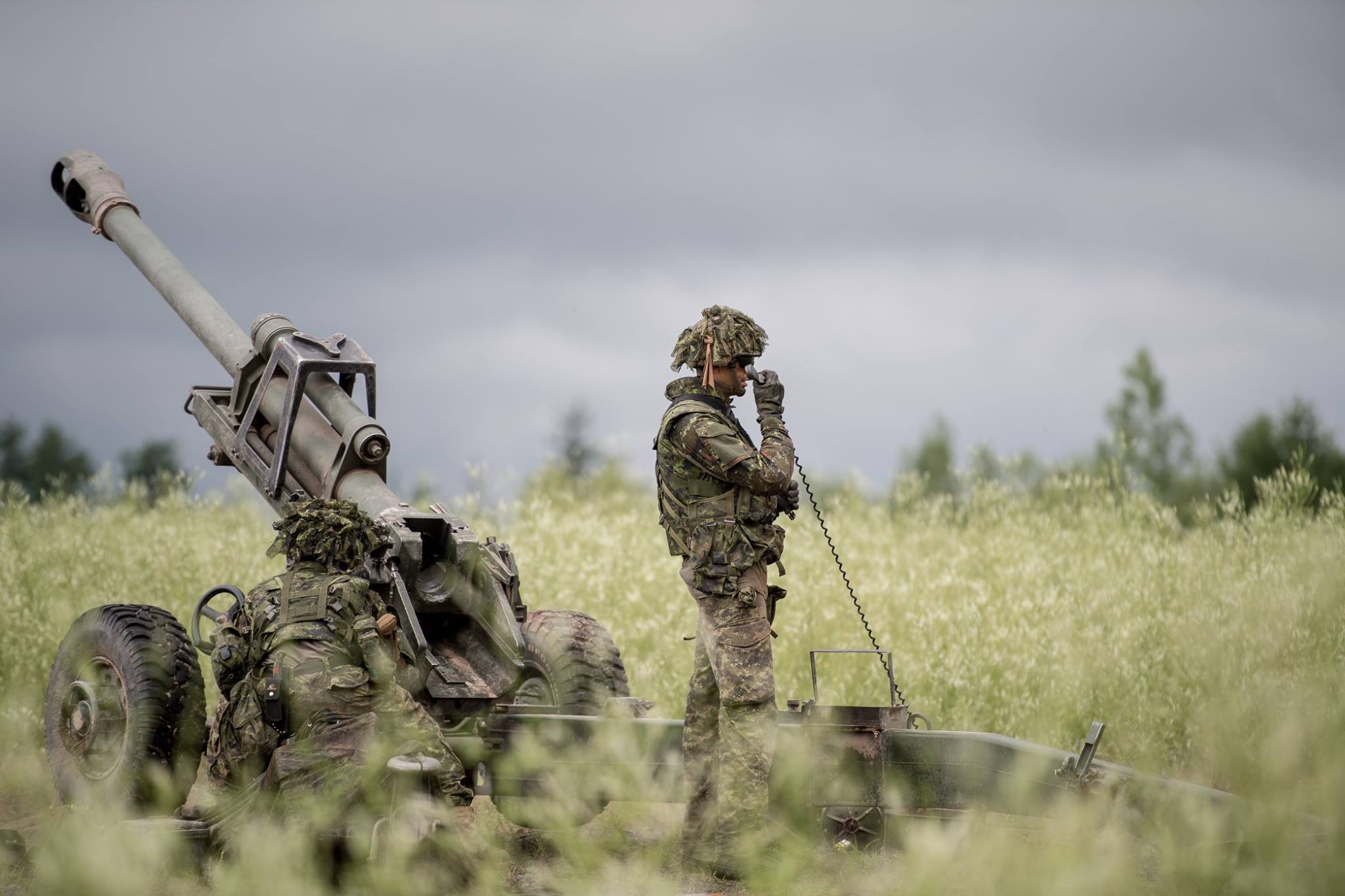 Quan nhan Canada cho dong doi an banh can sa truoc khi ban dan that hinh anh