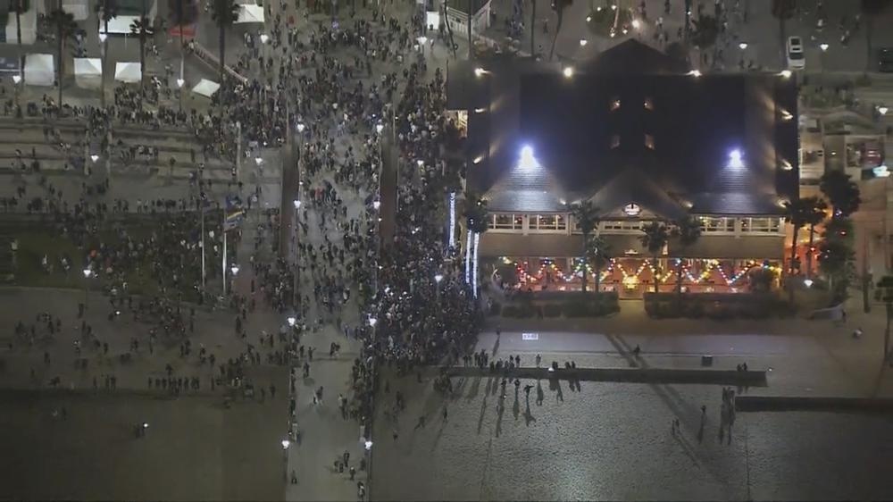 Hang nghin nguoi do xo toi mot bua tiec o quan Cam bat chap dai dich hinh anh