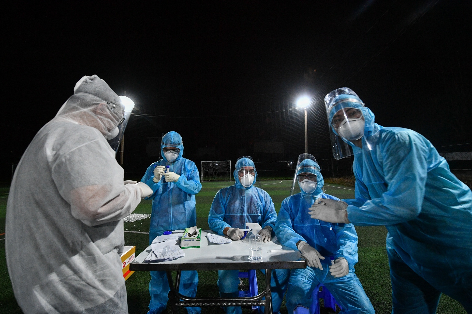 'Viet Nam chon con duong chong dich kho nhat, nhung moi thu van on' hinh anh