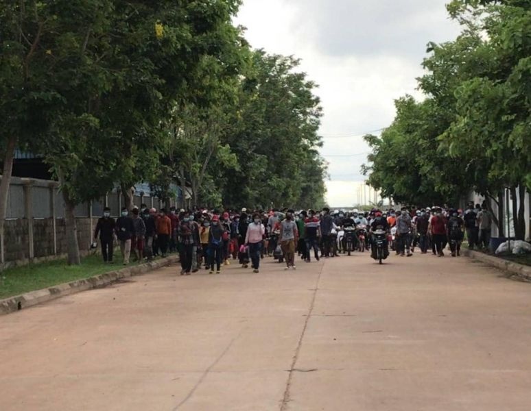 Campuchia bac chuyen hang nghin cong nhan bo chay vi Covid-19 hinh anh