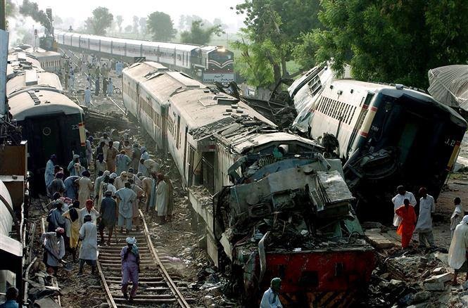 Hai doan tau dam nhau khien 35 hanh khach thiet mang hinh anh