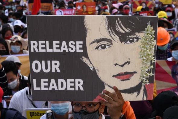 Ba Aung San Suu Kyi bi buoc toi tham nhung, nhan 10 kg vang hinh anh