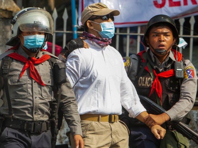 Chinh quyen quan su Myanmar bat hang loat bac si hinh anh