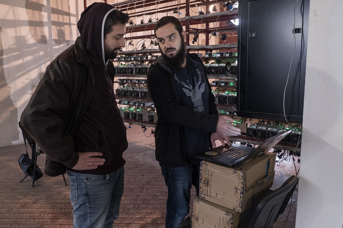 Georgia thieu dien, nguoi dan dia phuong phai the dung dao coin hinh anh