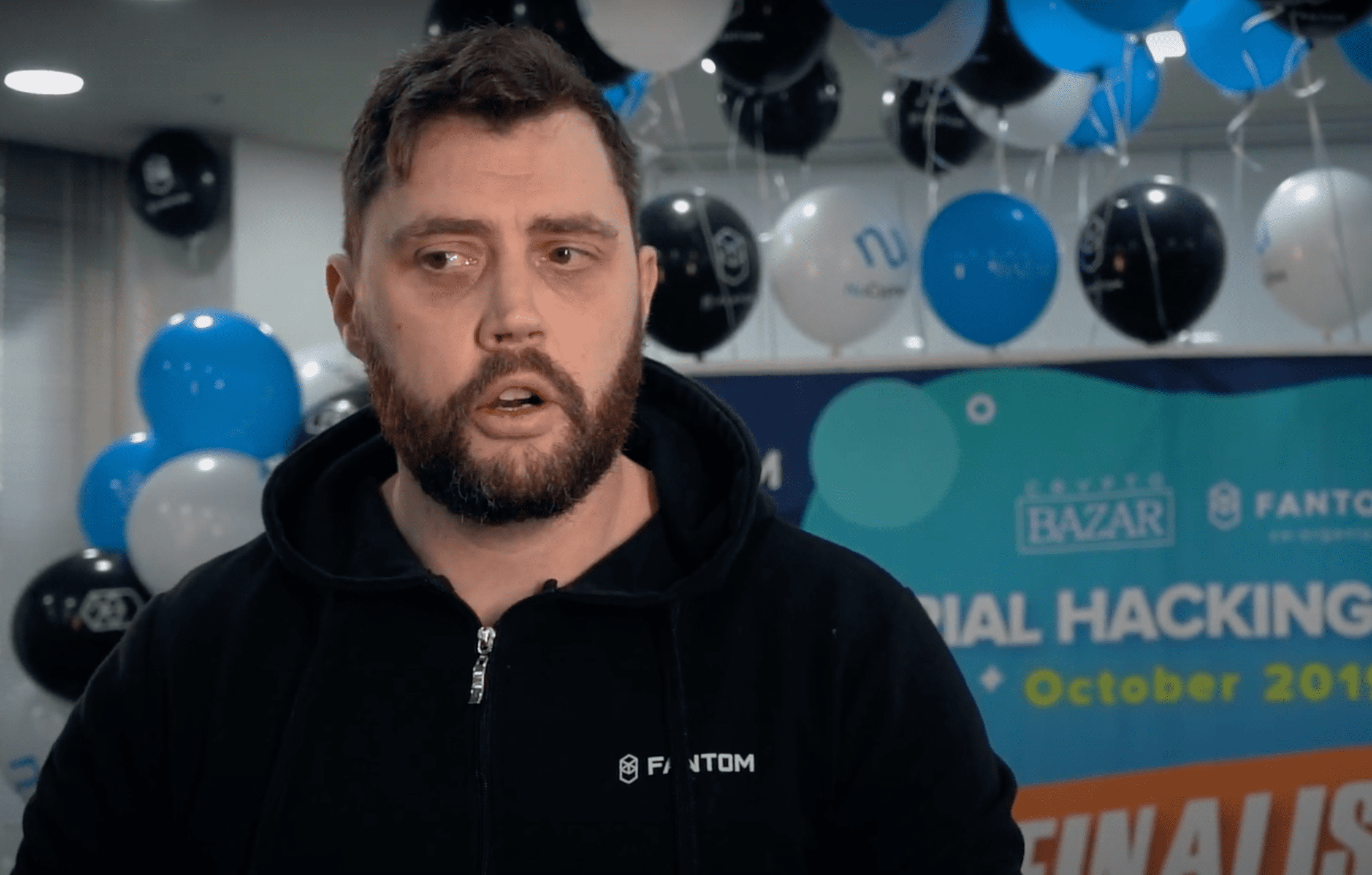 Khoang trong 2 lap trinh vien ky cuu de lai anh 1