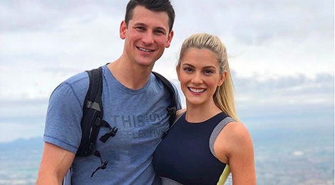 Khoanh khac tan Hoa hau My cao 1,65 m ben nguoi yeu dien trai hinh anh