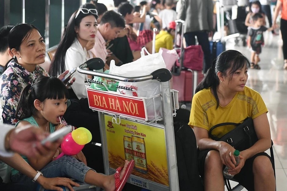 'Mua ve may bay het 18 trieu ma delay 9 gio roi ve que lam sao' hinh anh