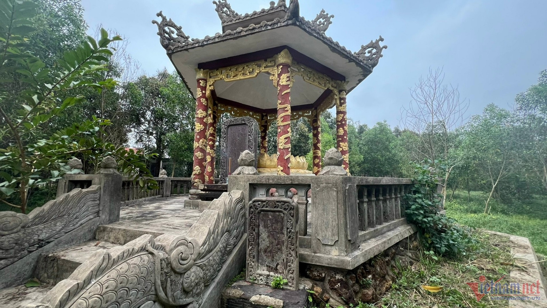 Ngoi mo nam ven duong o Hue he lo so phan cua vi thai giam noi tieng hinh anh