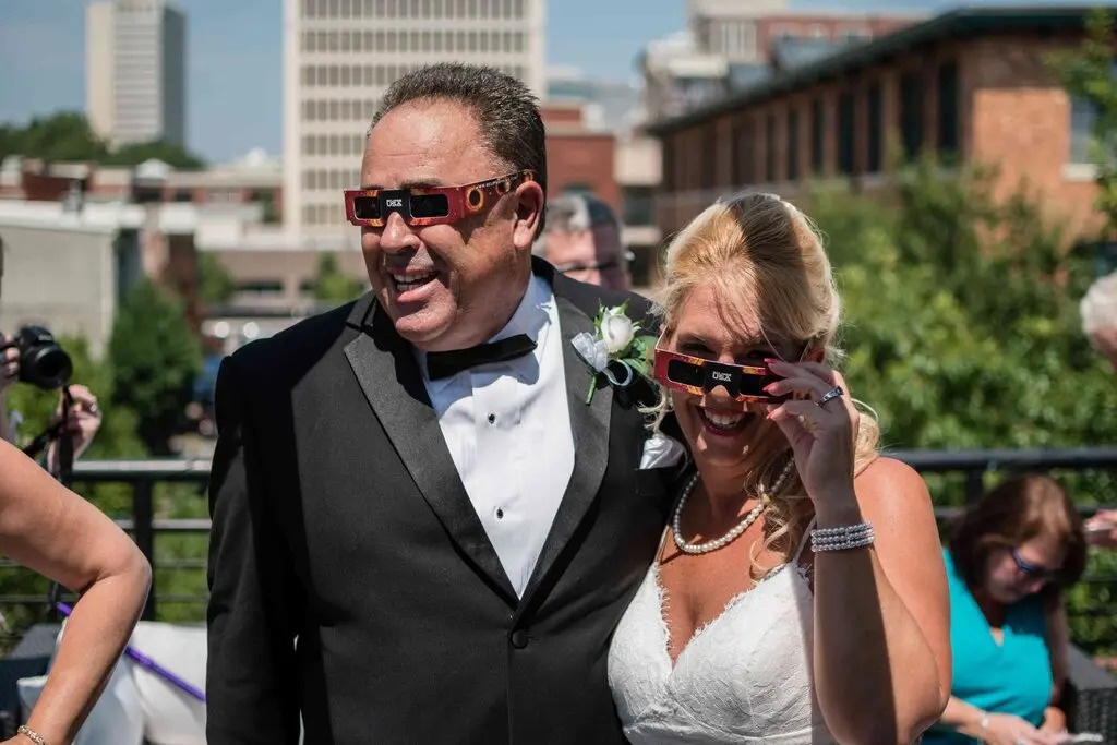 Cuoi trong bong toi hinh anh