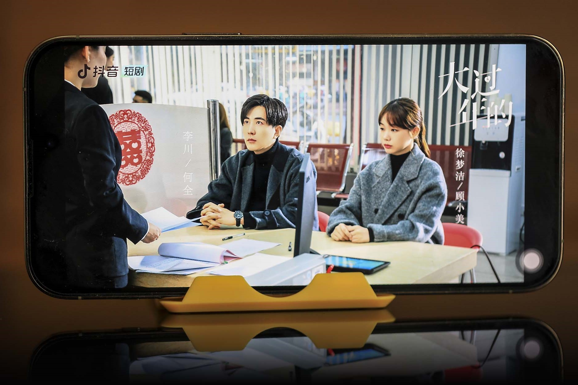 Su tan lui cua phim sieu ngan co me chong qua doc ac hinh anh