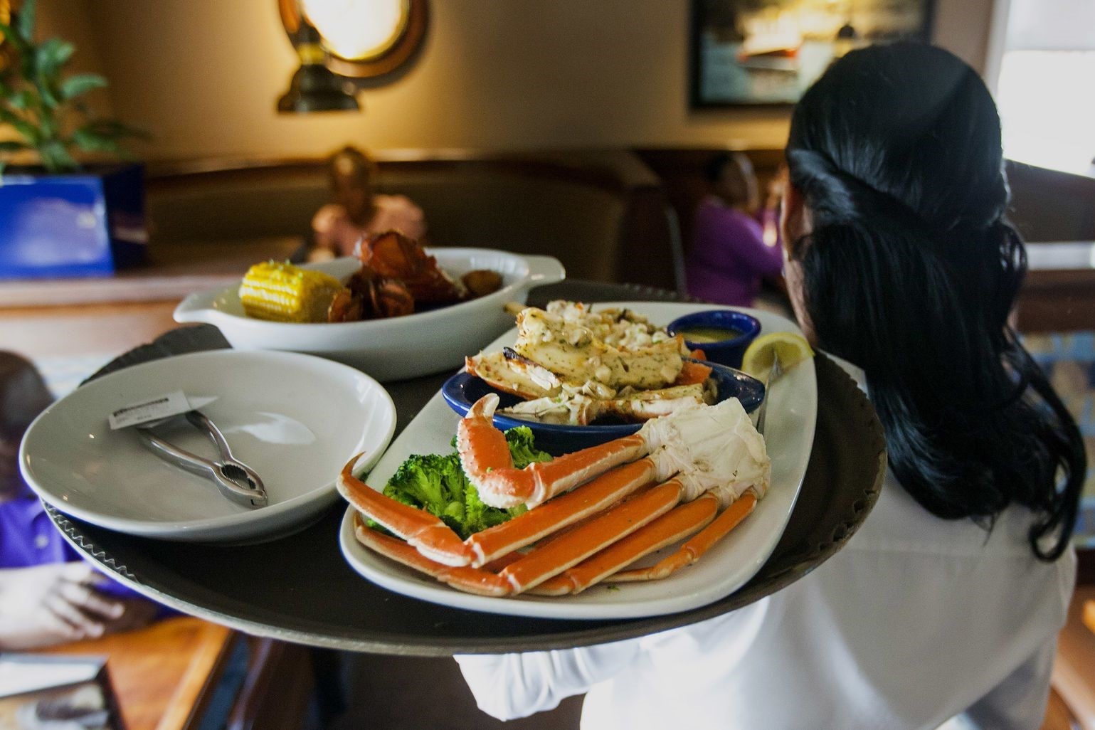 Do xo di an 'tom hum bat tan' truoc khi nha hang pha san hinh anh