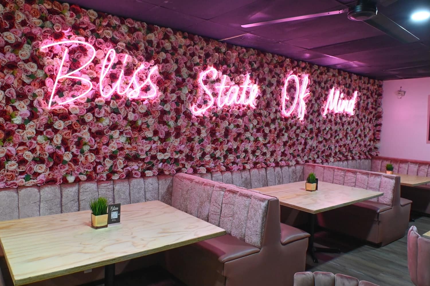 Nha hang gay tranh cai vi khong phuc vu khach duoi 30 tuoi hinh anh