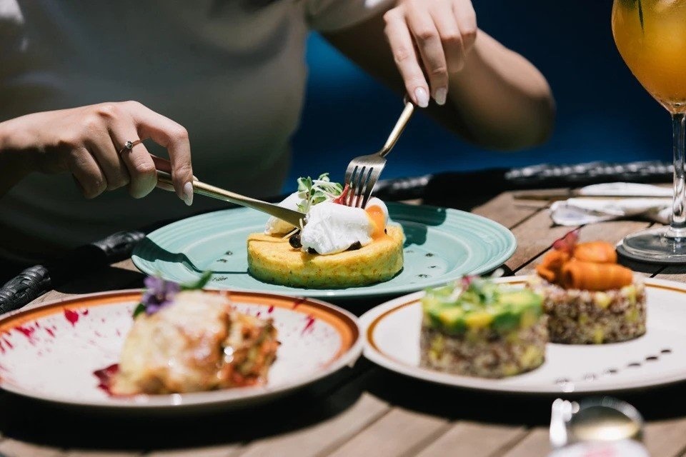 Dan van phong TP.HCM an trua nhieu mon nhu tiec cuoi, dam gio hinh anh