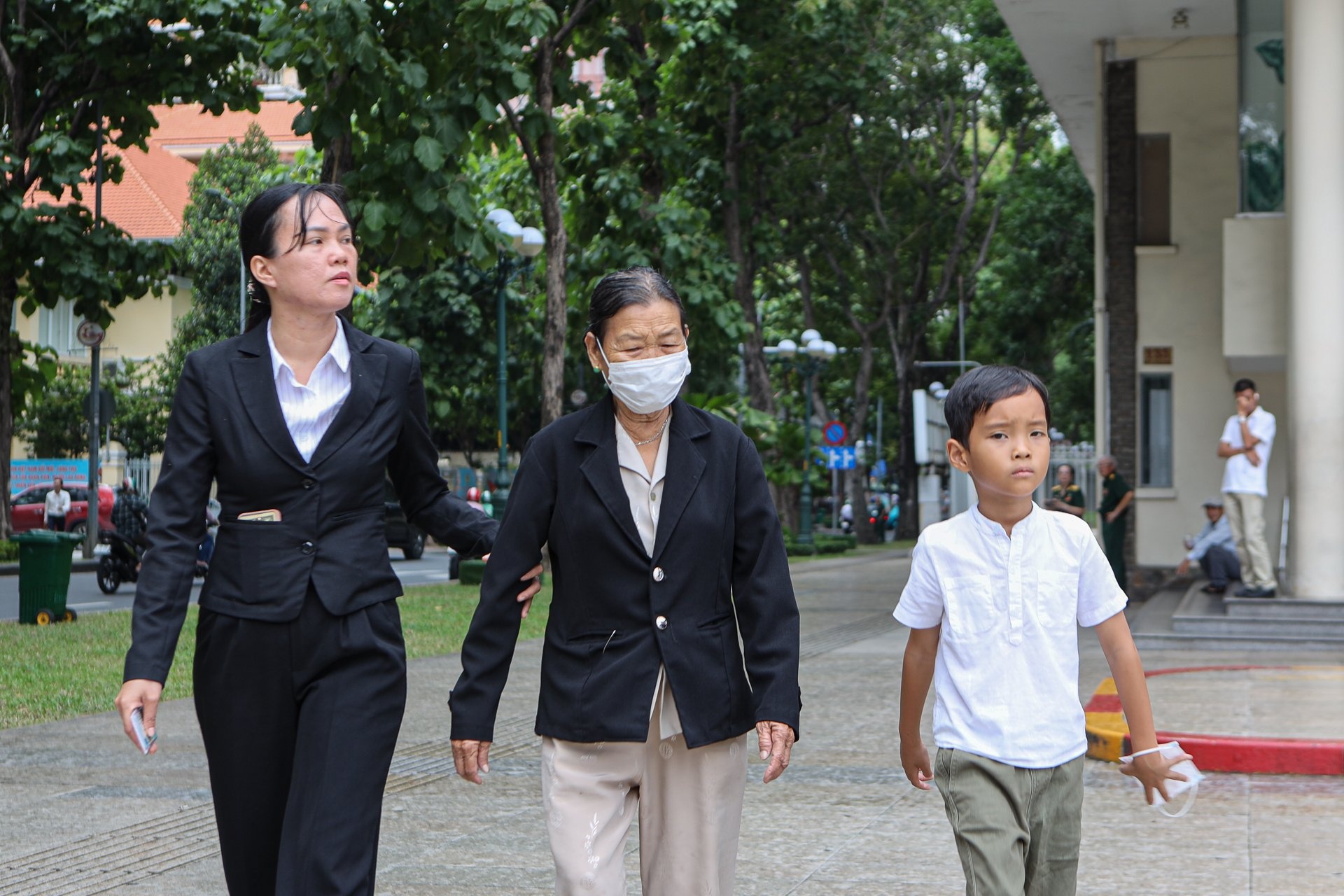 Ba the he cua mot gia dinh vuot duong xa toi TP.HCM vieng Tong Bi thu hinh anh