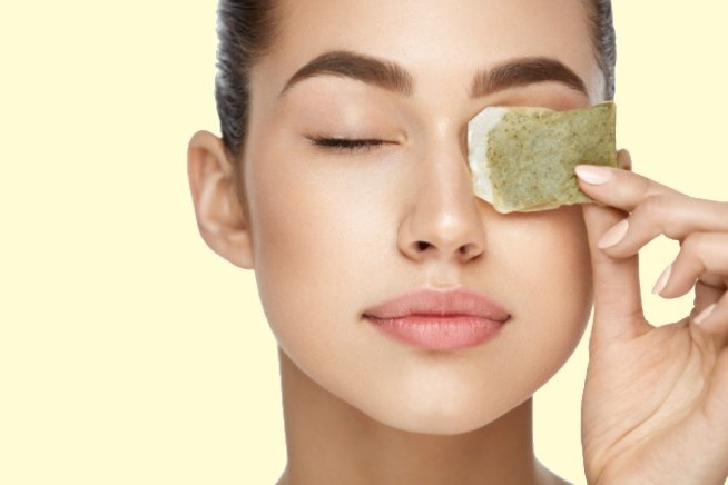 Xoa quang tham mat bang tui tra xanh da qua su dung hinh anh