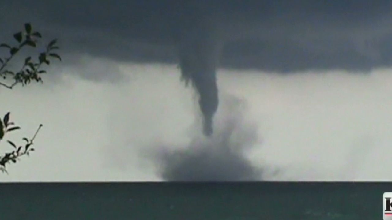 du thuyen bi danh chim anh 1