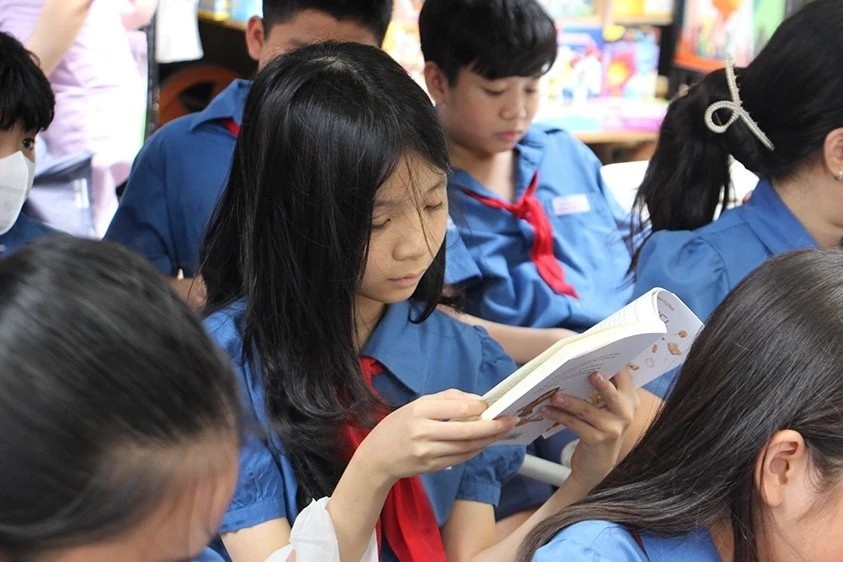 Do tuoi 'kim cuong' de hinh thanh thoi quen doc sach cho tre hinh anh