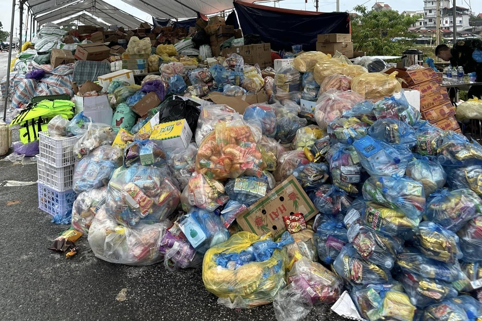 Ly do co noi hang cuu tro lu lut chat thanh dong, khong ai phan phat hinh anh