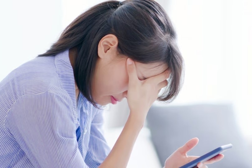 Chong goi vo 100 cuoc dien thoai/ngay vi ‘qua yeu’ hinh anh