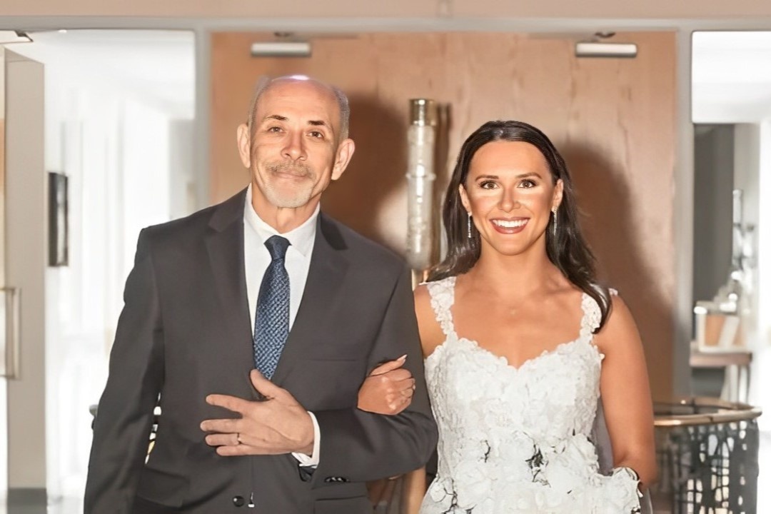 Di bo 27 km trong dem de du dam cuoi con gai sau bao Helene hinh anh