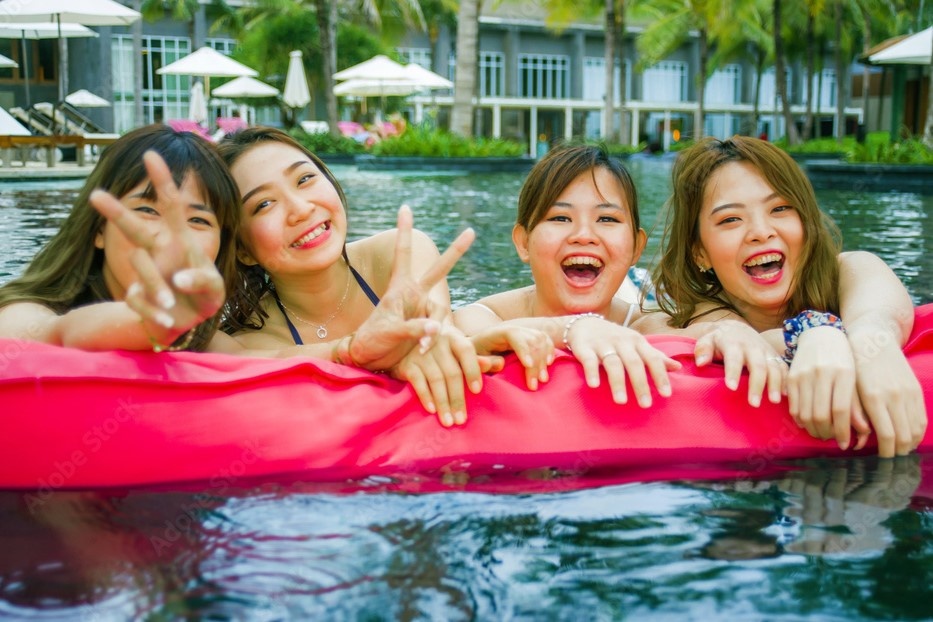 Tranh cai khi nguoi giup viec dan ban toi ho boi chung cu o Singapore hinh anh