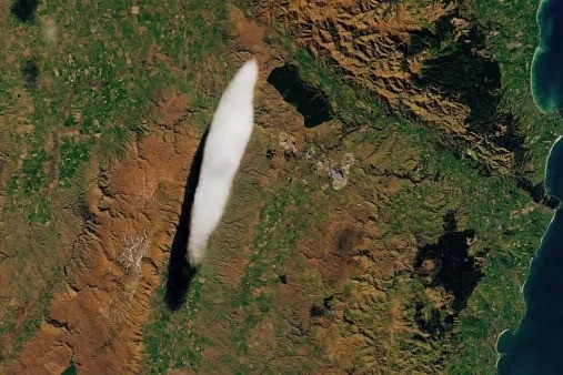 Phat hien ‘dam may UFO’ xuat hien cung vi tri trong suot 100 nam hinh anh