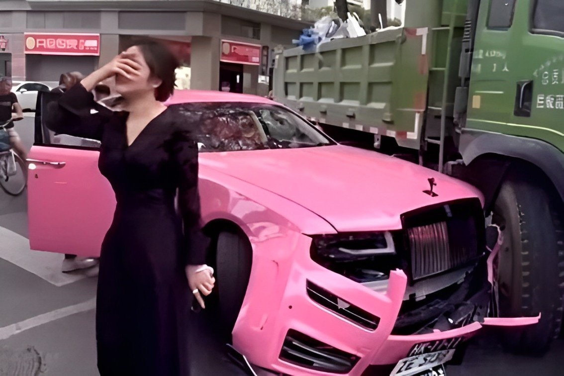 Khong nhan boi thuong sau tai nan, chu xe Roll-Royce bi noi dan dung hinh anh