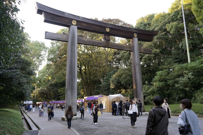 Bat giu du khach My khac chu len cong den tho Thien hoang Nhat Ban hinh anh