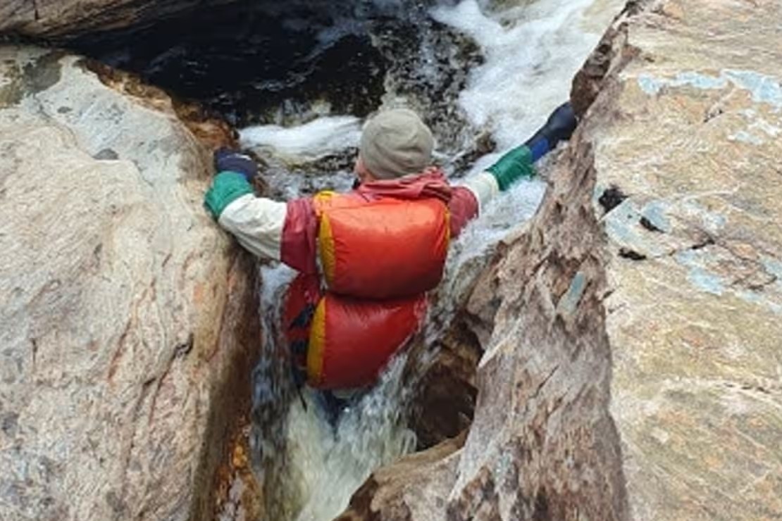 Du khach ket trong da 20 tieng, phai cat bo chan khi di thuyen kayak hinh anh