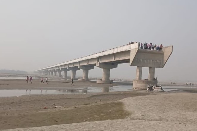 Chay theo Google Maps, ba nguoi tu vong vi phong xe len cay cau gay hinh anh