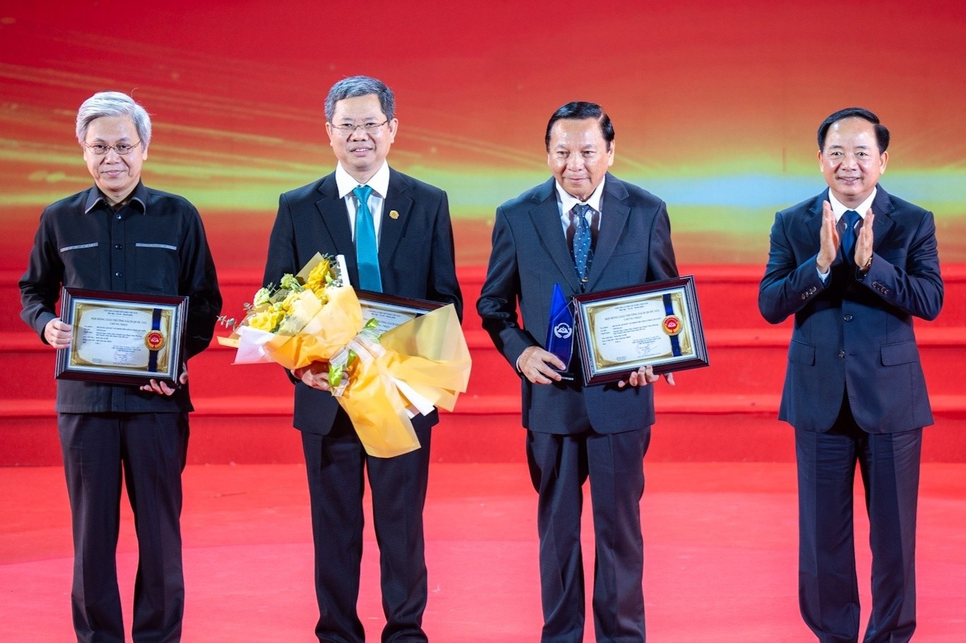 Can the che hoa Giai thuong Sach Quoc gia vao Luat Xuat ban hinh anh