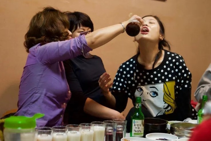 Van hoa an nhau dang dan bien mat o Han Quoc hinh anh