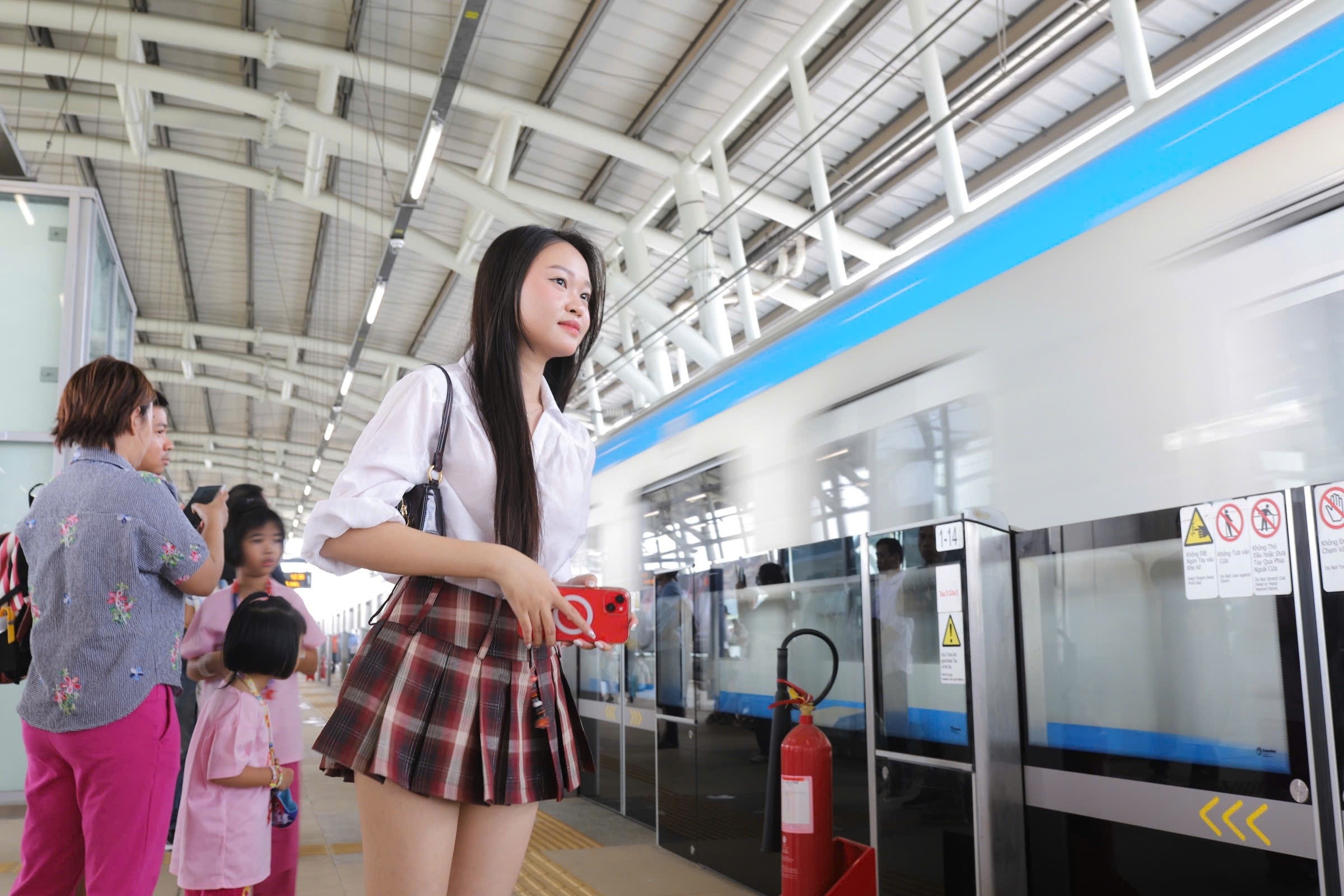 Danh 6 gio len do, xep hang de check-in tren metro so 1 TP.HCM hinh anh