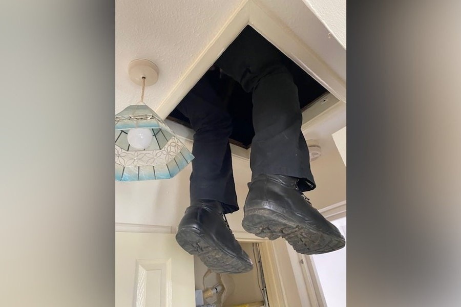 Doi chan gay am anh trong dem Giang sinh cua canh sat Anh hinh anh