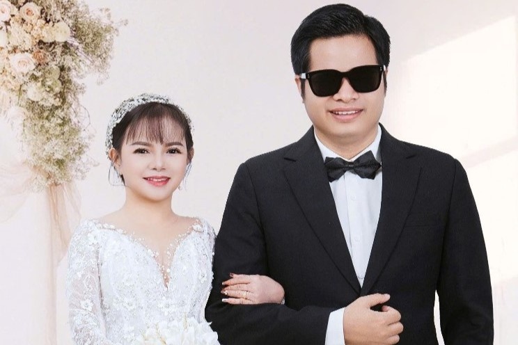 Nguoi phu nu 1,24 m lay chong la ban than kem 14 tuoi hinh anh